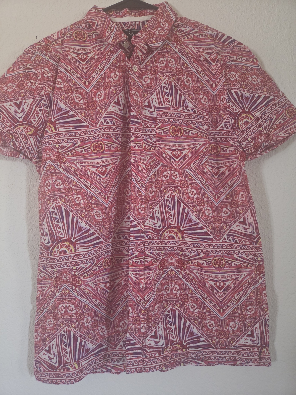 21men Pink Red Geometric Short-Sleeve Button-Down Shirt